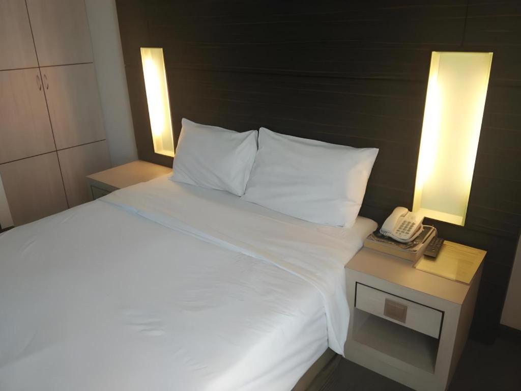 Grand Medallion Hotel Kuching Exterior photo