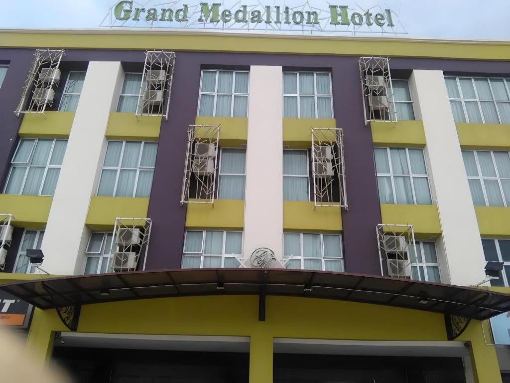Grand Medallion Hotel Kuching Exterior photo